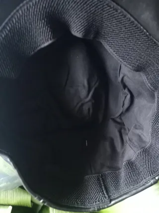 Gorra de piel sintética negra