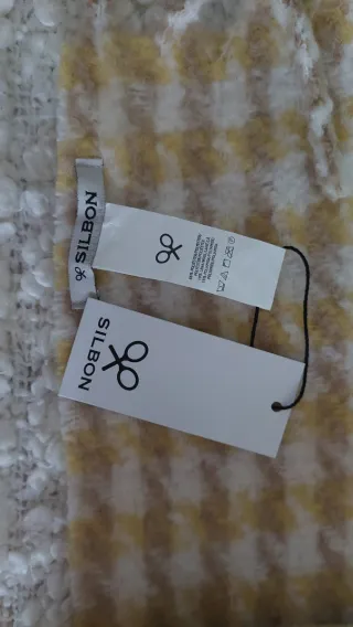 Bufanda Silbon cuadros blanco y amarillo.