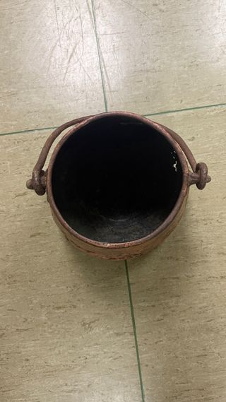 Caldera antigua de cobre martillado