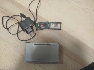 Nintendo DS Gris + Cargador y Juegos