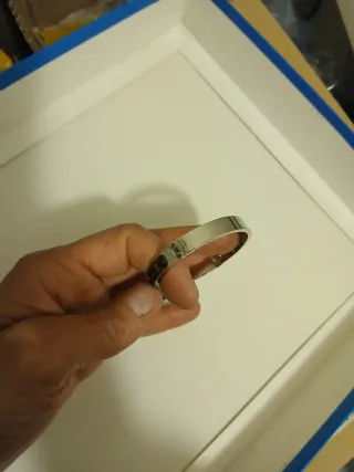 Bracciale rigido a cerchio con chiusura