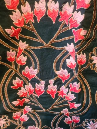 Vestido corto verde con bordado floral