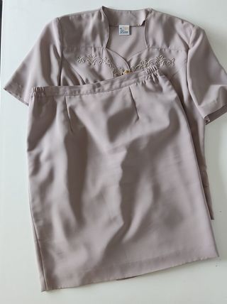 Conjunto de falda y chaqueta gris