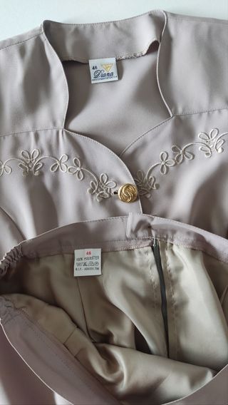 Conjunto de falda y chaqueta gris