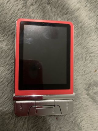 Cámara digital roja y plateada