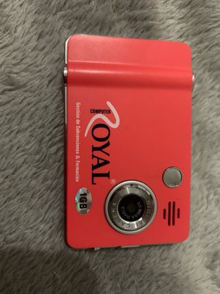 Cámara digital roja y plateada