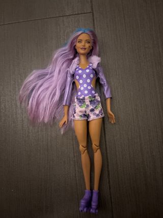 Barbie con pelo largo morado y patines