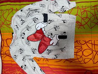 Sudadera Minnie Mouse gris y lazo rojo