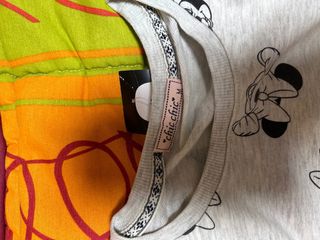 Sudadera Minnie Mouse gris y lazo rojo