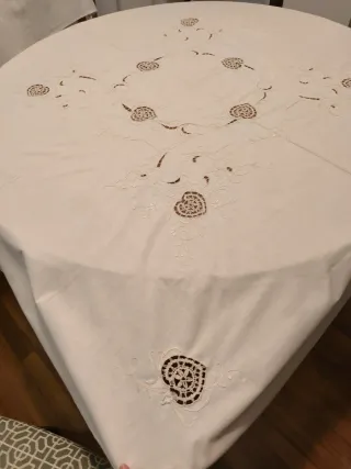 Tovaglia rotonda ricamata con 8 tovaglioli