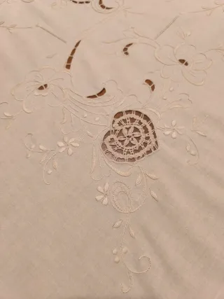 Tovaglia rotonda ricamata con 8 tovaglioli