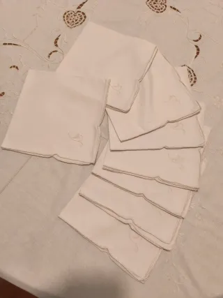 Tovaglia rotonda ricamata con 8 tovaglioli