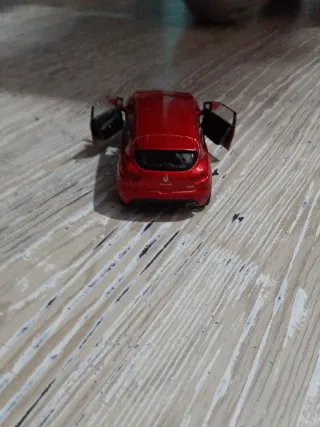 Coche de juguete rojo y blanco