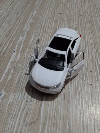 Coche de juguete rojo y blanco