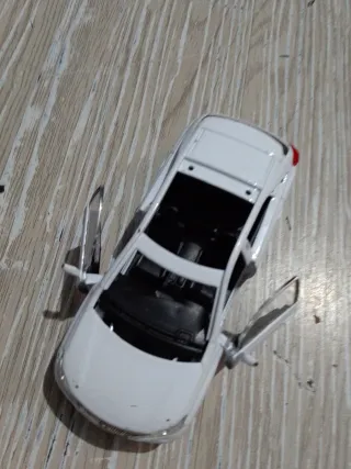 Coche de juguete rojo y blanco