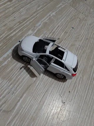 Coche de juguete rojo y blanco