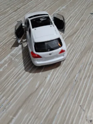 Coche de juguete rojo y blanco