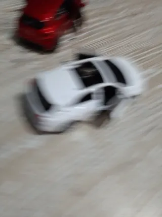 Coche de juguete rojo y blanco