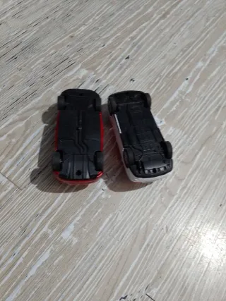 Coche de juguete rojo y blanco