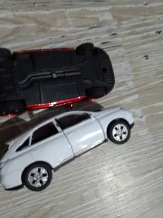 Coche de juguete rojo y blanco