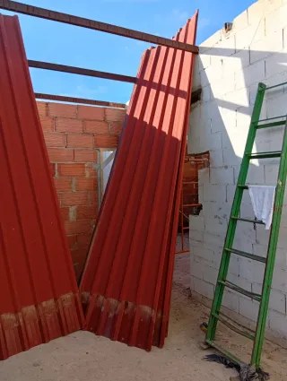 Chapas onduladas rojas y transparentes