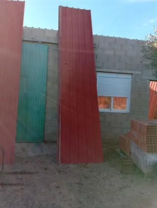 Chapas onduladas rojas y transparentes