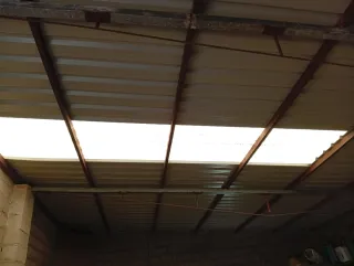 Chapas onduladas rojas y transparentes