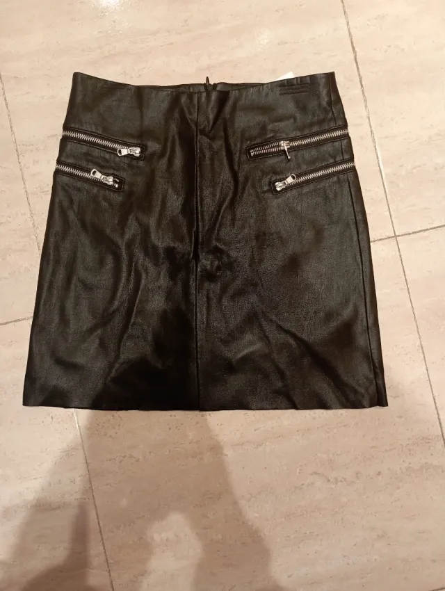 Minifalda negra con cremalleras