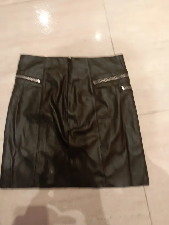 Minifalda negra con cremalleras