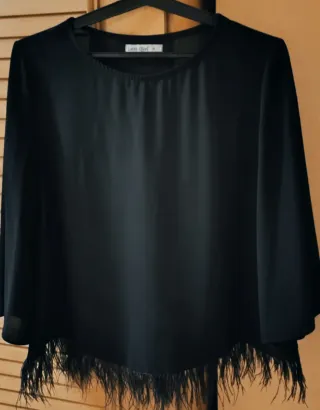 Blusa elegante negra con plumas Talla M