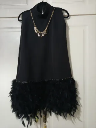 Vestido negro fiesta con plumas,se quita el collar