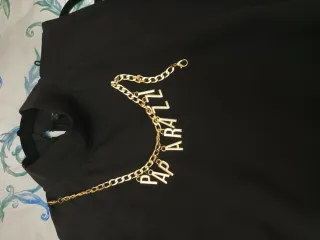 Vestido negro fiesta con plumas,se quita el collar