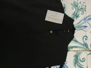 Vestido negro fiesta con plumas,se quita el collar