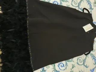 Vestido negro fiesta con plumas,se quita el collar