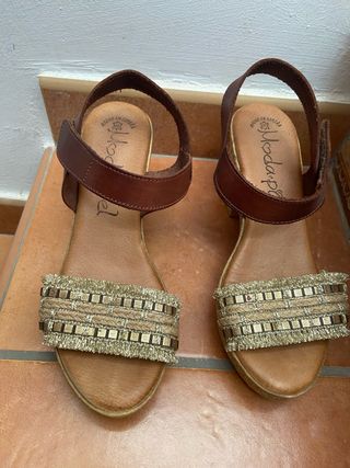 Sandalias Plataforma Marrón y Dorado