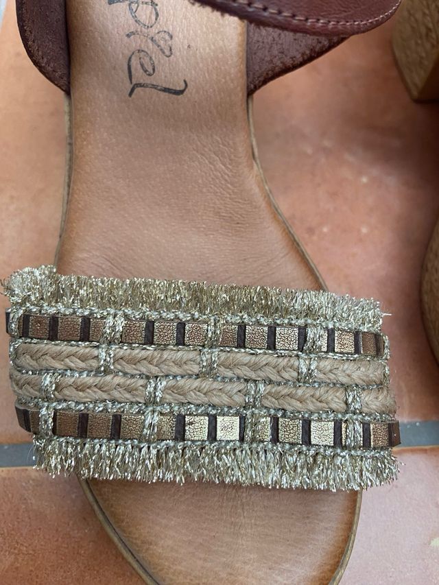 Sandalias Plataforma Marrón y Dorado