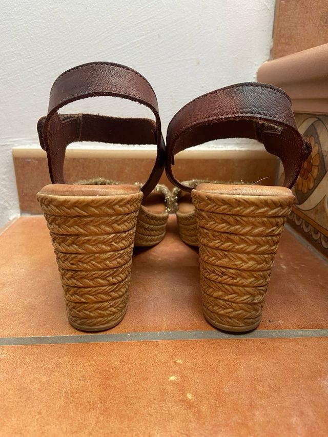 Sandalias Plataforma Marrón y Dorado