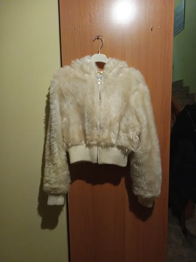 Chaqueta pelo sintético corta beige