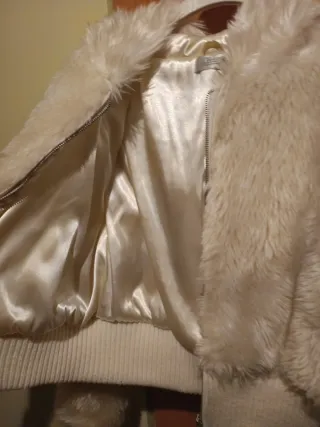 Chaqueta pelo sintético corta beige