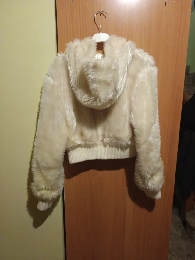 Chaqueta pelo sintético corta beige