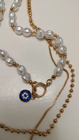 Collana multistrato con perle e ciondoli