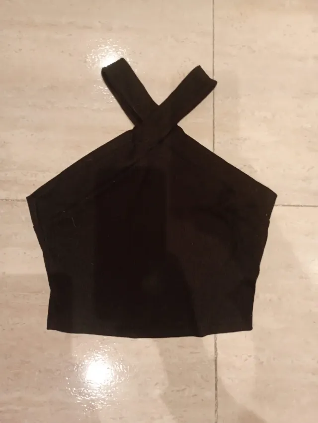 Top negro y top blanco cruzados