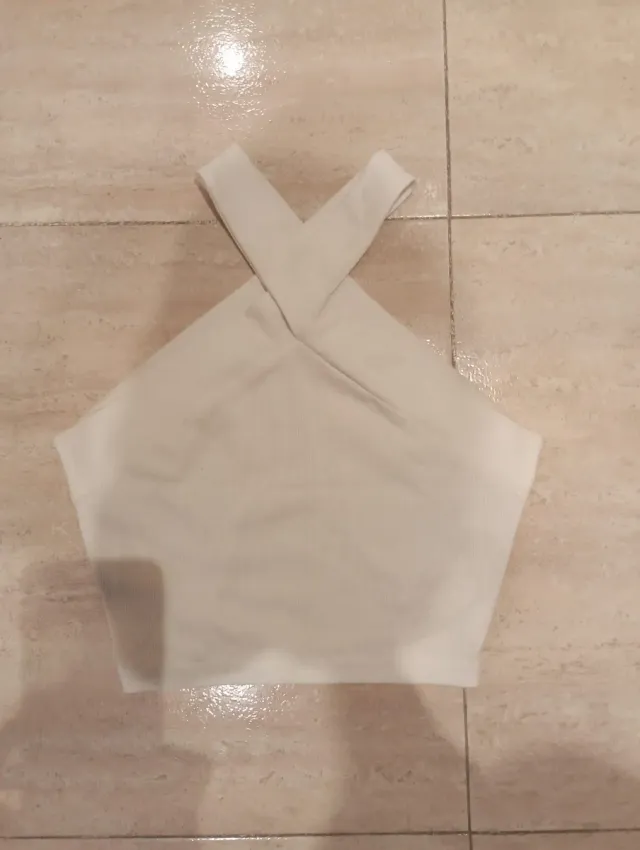 Top negro y top blanco cruzados