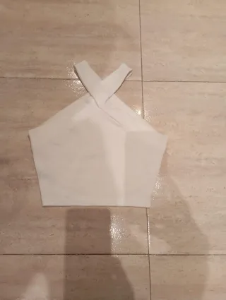 Top negro y top blanco cruzados