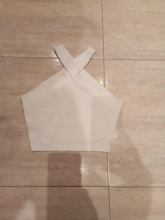 Top negro y top blanco cruzados