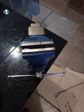 Tornillo de banco azul