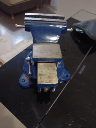 Tornillo de banco azul