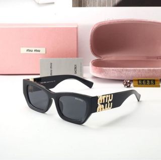 Gafas de sol Miu Miu negras y doradas