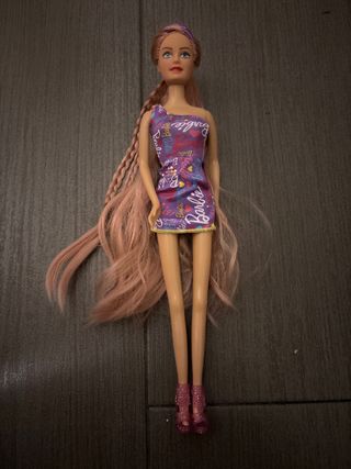 Muñeca Barbie con vestido morado
