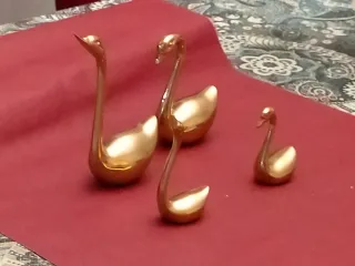 Pareja de cisnes de bronce, diferentes tamaños